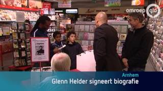 Oudvoetballer Glenn Helder signeert biografie in Arnhem [upl. by Merp]