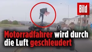 HorrorCrash Motorradfahrer wird durch die Luft geschleudert [upl. by Anilak200]