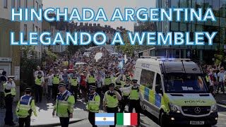 HINCHADA ARGENTINA llegando a WEMBLEY [upl. by Mochun]