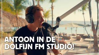 OPEENS ZAT IK IN HET VLIEGTUIG NAAR CURAÇAO Antoon in de Dolfijn FM studio [upl. by Alrep413]