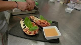 Plats de fête  Homard soufflé sauce corail [upl. by Waldos]