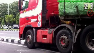 Trucks Truckers Volvo FH12 Siba Surya Crash [upl. by Wenoa]