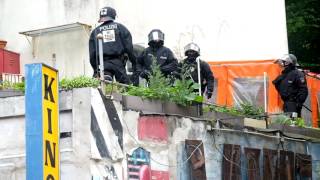 Polizei stürmt alternatives Zentrum B5 in der Schanze [upl. by Aissyla]