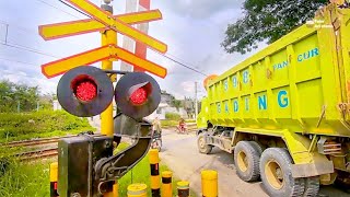 palang pintu manual perlintasan kereta api krl maja amp Tenjo  commuter line  level crossing [upl. by Nichola151]