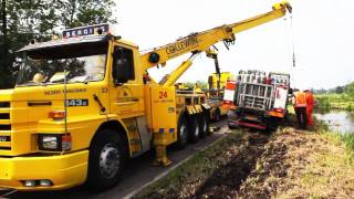 Woerden TV  Vrachtwagen met gasflessen in de berm in Zegveld [upl. by Nye24]