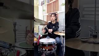 YUAN YUAN NÈ青青河边草 小鼓手 园园 架子鼓drums music yuanyuan cobedanhtrong [upl. by Aramal]