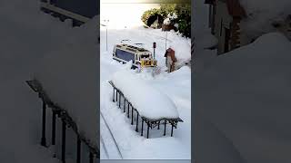 Schneepflug kämpft sich durch vereisten Schnee  gartenbahn gardenrailway lgb [upl. by Enneirda799]