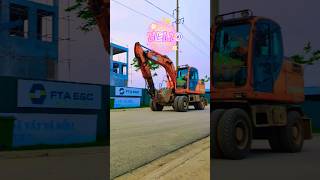 Chị gái điều khiển máy xúc Doosan đi chuyển trên đườngexcavatormayxuc [upl. by Wiltz713]