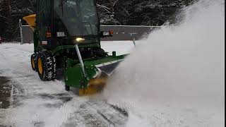 Szczotka do śniegu i posypywarka Hydroparts na John Deere Terraincut 1585 [upl. by Norene258]