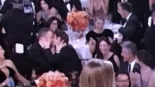 Andrew Garfield se BESA con Ryan Reynolds  Andrew Garfield Kisses Ryan Reynolds Golden Globes 2017 [upl. by Ahsirk217]