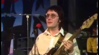 Raphael Ravenscroft featured saxophone soloist Gerry Rafferty Baker Street Live TV [upl. by Otrebron561]