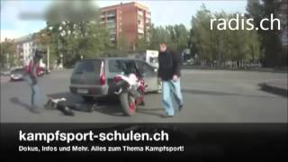 Motorradfahrer vs 2 Autofahrer Schlägerei YouTube [upl. by Gerc29]