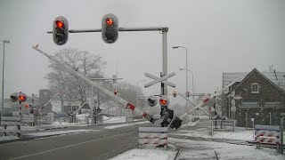 Spoorwegovergang Doetinchem  Dutch railroad crossing [upl. by Diena]