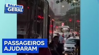 Passageiros empurram ônibus biarticulado após pane elétrica e motorista é demitido [upl. by Axia]