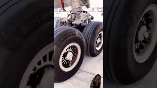 Aeroplane ke tyre mein kitne tyre hote Hain pilot tairplane aeroplane aviation [upl. by Adnahcir]