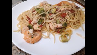 SPAGHETTI CON SALMONE GAMBERI E ZUCCHINE [upl. by Hatch514]