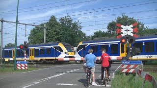 Spoorwegovergang Groenekan  Dutch railroad crossing [upl. by Notneiuq]