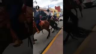 Hombre ataca a machetazos a jinete durante desfile en Tlaxcala señalan que estaba ebrio [upl. by Lamej]