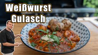 WeißwurstGulasch mit Brezelknödel – Bayerische Küche vom Grill  bbqschwabe [upl. by Roht]