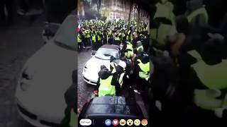 Des Gilets Jaunes jettent et Casser une voiture [upl. by Zollie]