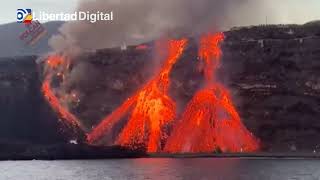 La colada de lava del volcán de La Palma rebosa sobre la playa de Los Guirres [upl. by Iznekcam408]