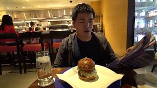 Trying Gordon Ramsay Burger in Vegas [upl. by Jeggar169]