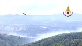 Canadair dei Vigili del Fuoco effettua rifornimento idrico a Bilancino per un incendio a Reggello [upl. by Tuinenga]