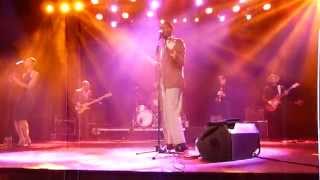 Leon Bridges  Brown Skin Girl live Sala Riviera Madrid 19092015 [upl. by Suirauqram]