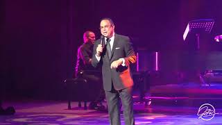 Gilberto Santa Rosa  Sin Voluntad En Vivo [upl. by Weikert]