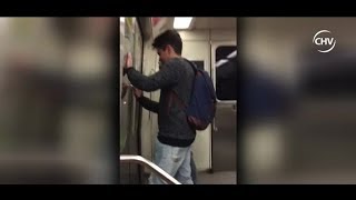 Pasajero de Metro captó a jóvenes rayando al interior de vagones  CHV Noticias [upl. by Sremlahc]