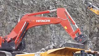 Hitachi Zaxis 890 LCH6 Bagger mit Schnellwechsler  Steinexpo 2017 [upl. by Seidnac]