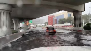 Las fuertes lluvias causan inundaciones en Dubái [upl. by Magocsi266]