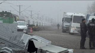 Avanza lentamente tra le proteste il treno delle scorie nucleari francesi dirette in Germania [upl. by Noffihc]