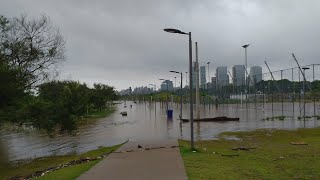 Águas do Guaíba avançam sobre a Orla de Porto Alegre nível do lago estabiliza  22112023 [upl. by Anaujik]