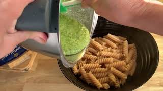 Faire des pâtes au pesto [upl. by Anera449]