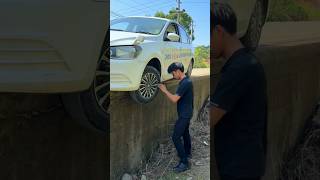 When the car wheel accidentally falls off a road bump a technique how to save yourself quickly [upl. by Daria]