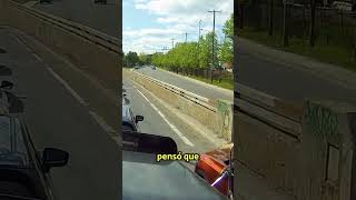 ¡Increíble Camionero Detiene a Conductor que Quería Saltarse la Fila 🚫🚗 [upl. by Sinned438]