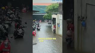 Motor bebek berenang di genangan banjir banjir hujanderas sekolah [upl. by Ethben]