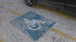 Parcheggi riservati ai disabili cittadini troppo spesso “distratti” [upl. by Reinald]