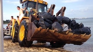 En Bulgarie on ramasse les poubelles de la plage avec un Tractopelle [upl. by Nillor966]