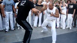 Mestre Falcão e Mestre pequinês na roda na praça da Opera em Madrid 2011 [upl. by Hux]