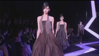 euronews le mag  Moda Armani vira verso letnico Vauthier immagina una quotfredda estatequot [upl. by Mattias615]