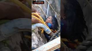 பூப்பறிக்கச் சென்று கிணற்றின் உள்ளே விழுந்த அம்மா 😰😰😰😰 Rescue people 🥹🥹🥹🥹 [upl. by Weslee830]