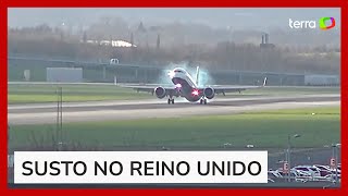 Fortes ventos forçam avião a abortar pouso em aeroporto de Londres [upl. by Eednim]