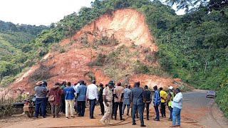 URGENT  La chaussée sécroule à la falaise de Dschang  Piétons et motocyclistes prenez garde [upl. by Handy904]