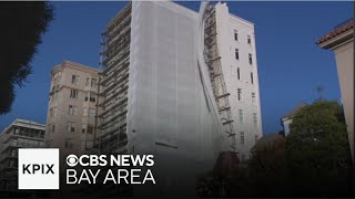 Watch Scaffolding damaged by high winds in San Francisco [upl. by Chuch]