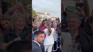 LEONOR DE BORBÓN  Cientos de ciudadanos cantan quotFeliz cumpleañosquot a la princesa de Asturias [upl. by Annavoeg]