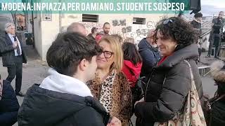 Studente sospeso dal Barozzi in 600 in piazza Siamo con te per una scuola libera [upl. by Ibmat892]