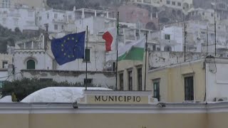 Nevica a Capri fiocchi in Piazzetta e Anacapri tutta imbiancata [upl. by Htnnek]