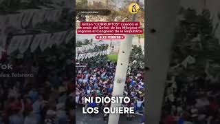 Fieles le gritaron corruptos a congresista en plena procesión del Señor de Milagros [upl. by Lon]